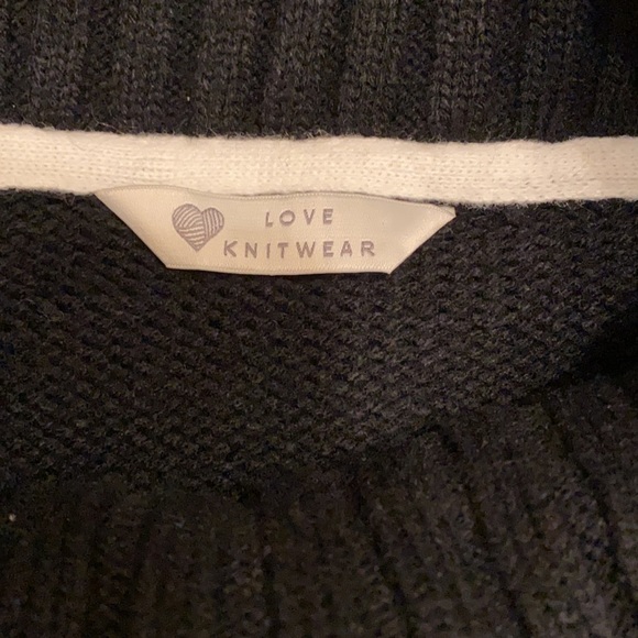 Sweater black and white it’s looks new used it two times only - Picture 3 of 5